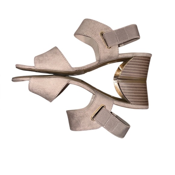 Liz Claiborne LC Clashing Low Heel Sandal Beige Suede Gold Accents Size 6.5 - Picture 4 of 10